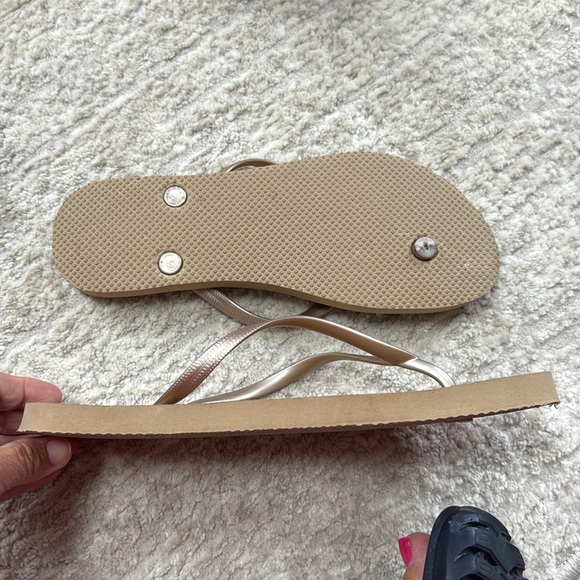 Bundle of 6 Pairs of Flip Flops- 2 GAP, 3 Old Navy, 1 Roxy- 5 Size 9, 1 Size 8.5 - Picture 5 of 13